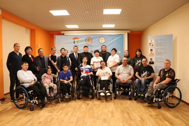 Сегодня 6 декабря в «Ойрат-Арене» чествовали наших атлетов паралимпийского спорта Калмыкии Босхомджиева Очира и Елсукову Марию